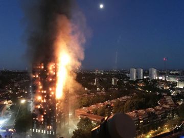 En esta imagen tomada por el testigo presencial Gurbuz Binici, un enorme incendio envuelve la Torre Grenfell de 24 pisos en Latimer Road, al oeste de Londres, en las primeras horas de esta mañana del 14 de junio de 2017 en Londres, Inglaterra.