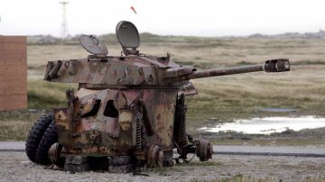 Los restos de un carro blindado Panhard argentino destruido durante la guerra por la posesión de las islas Malvinas/Falkland en 1982 entre Argentina y el Reino Unido en el Atlántico Sur, permanece el 21 de marzo de 2007 cerca del aeropuerto de Stanley, Malvinas