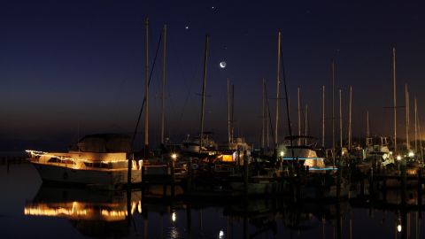 conjunción de la Luna, Venus y Júpiter en 2008.