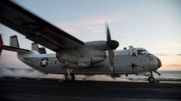 Avión militar se estrella en California, reportan varios muertos
