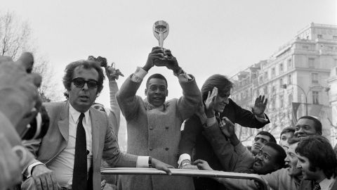 La estrella del fútbol brasileño, Edson Arantes do Nascimento, conocido como Pelé, carga el trofeo de la Copa del Mundo el 30 de marzo de 1971 durante un desfile en la avenida de los Campos Elíseos en París.