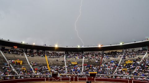 Al menos 5 muertos y decenas de heridos tras derrumbe de tribuna durante corrida de toros en Colombia