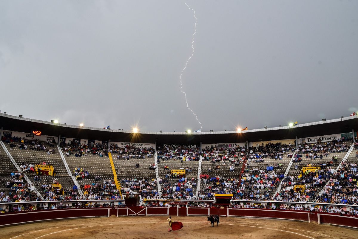 Video Al Menos 5 Muertos Y Decenas De Heridos Tras Derrumbe De Tribuna