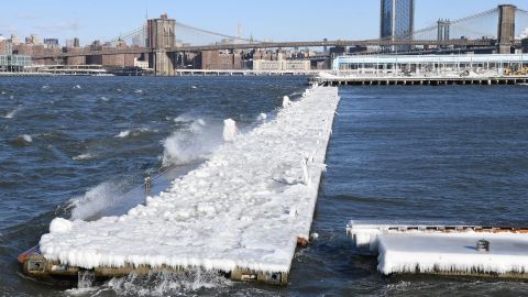 Aproximadamente a las 9 a.m., el bote peligrosamente abarrotado salió de su muelle en Manhattan con el capitán William Van Schaik a cargo.