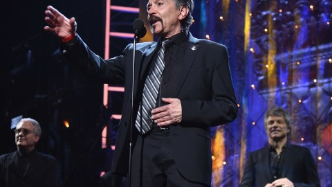 Alec John Such de Bon Jovi hablando en el escenario de su ceremonia de inducción al Salon de la Fama del Rock & Roll 2018.