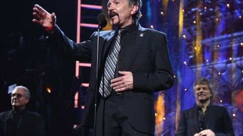 Alec John Such de Bon Jovi hablando en el escenario de su ceremonia de inducción al Salon de la Fama del Rock & Roll 2018.