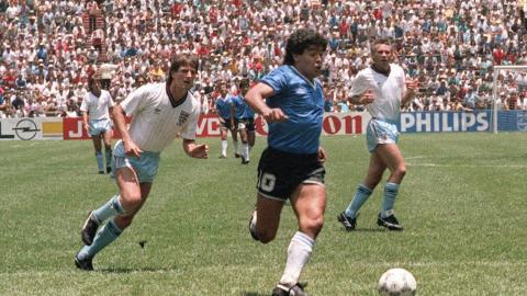 Terry Fenwick persigue a Maradona durante el Inglaterra vs. Argentina del Mundial de México 1986.