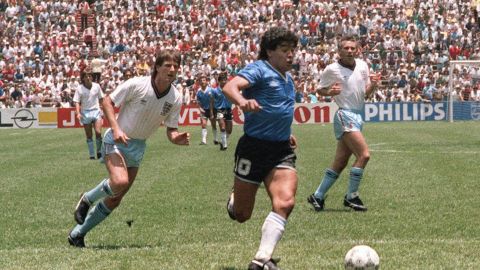 Terry Fenwick persigue a Maradona durante el Inglaterra vs. Argentina del Mundial de México 1986.