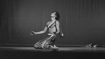 El bailarín de ballet ruso Rudolf Nureyev mientras ensayaba para su debut en Londres en el Theatre Royal en Drury Lane, el 2 de noviembre de 1961.