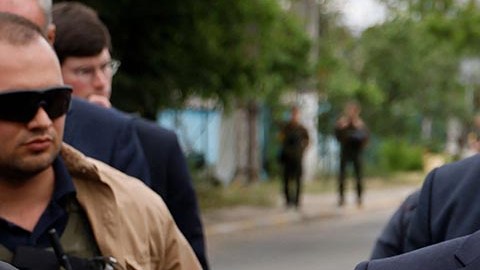 Emmanuel Macron camino por las calles de Irpin y quedó sorprendido con los destrozos provocados por las tropas rusas.
