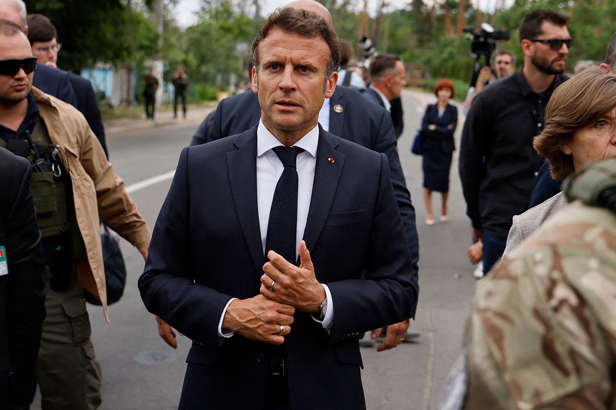 Emmanuel Macron camino por las calles de Irpin y quedó sorprendido con los destrozos provocados por las tropas rusas.