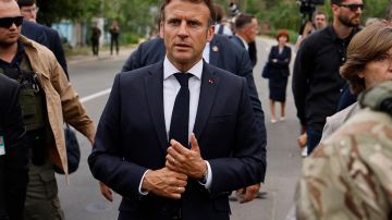 Emmanuel Macron camino por las calles de Irpin y quedó sorprendido con los destrozos provocados por las tropas rusas.