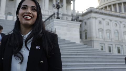 La republicana Mayra Flores, la primera mexicana en prestar juramento en el Capitolio