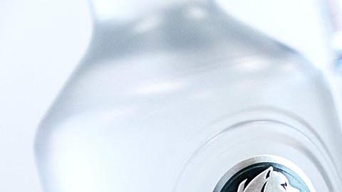 Algunos medios de comunicación buscan la autenticidad del video y verificar si el licor existe.
