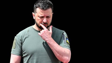 Volodimir Zelensky visita la ciudad cercana a Severodonetsk.