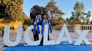 Paulina Herrera y Tania Robles, madre e hija se graduaron de UCLA. (Cortesía)