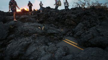 Helicóptero se estrella en un campo de lava en Hawái y deja 2 heridos graves, incluido una adolescente