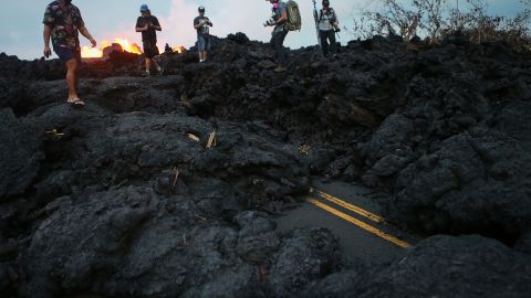 Helicóptero se estrella en un campo de lava en Hawái y deja 2 heridos graves, incluido una adolescente