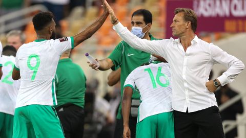 Hervé Renard celebrando el triunfo de Arabia Saudita en eliminatorias.