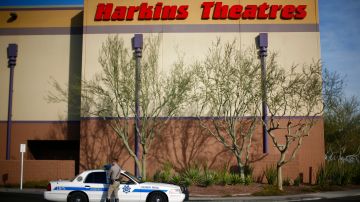 Hombre abre fuego contra una multitud de 100 personas en centro comercial en Phoenix y deja tres heridos con lesiones potencialmente mortales