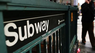 Hombre ataca a su novia cortándole la cara en el metro de Nueva York