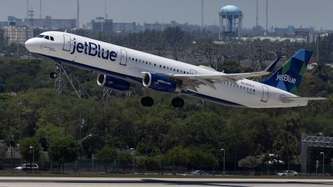 Hombre de California arrestado por manosear a dos mujeres, una de ellas cargaba un bebé, durante un vuelo de Los Ángeles a Boston