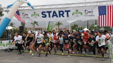 Cientos de corredores y aficionados participaron en la carrera organizada por OneLegacy.
