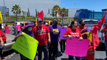 Trabajadores de McDonald's protestaron el jueves en Inglewood. (Suministrada)