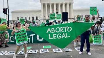 Michelle Xai (d) junto a activistas frente a la Corte Suprema de Estados Unidos en Washington D.C. (Cortesía/De Pie por el Aborto)