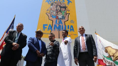 Funcionarios de gobierno y de salud acudieron a la presentación del mural "Boost La Familia".