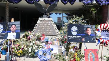 Altar en honor a los dos policías asesinados en la ciudad de El Monte.