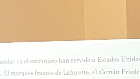 El secretario Mayorkas con el veterano Héctor Barajas, su esposa y su nieto.