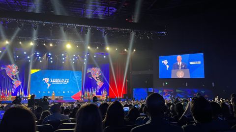 En la inauguración de la Cumbre de las Américas, el presidente Biden calificó de "inaceptable" la inmigración irregular.