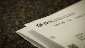 una carta del IRS sobre una mesa de color oscuro