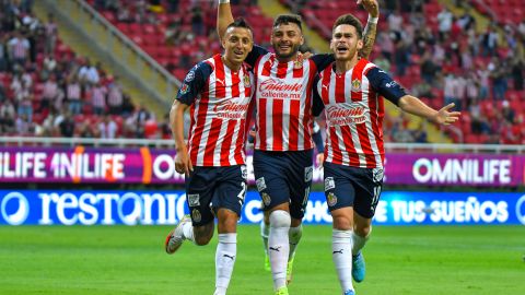 Jugadores de Chivas en festejo de gol.