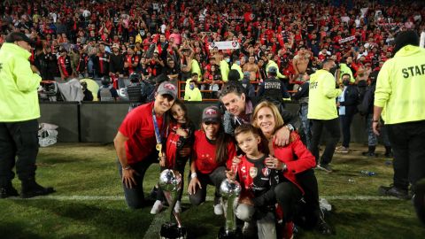 Alejandro Irarragorri, presidente de Grupo Orlegi, celebra con su familia el bicampeonato del Atlas, uno de sus equipos.