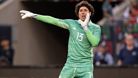 Guillermo Ochoa encabeza la lista de los jugadores que rompen filas.