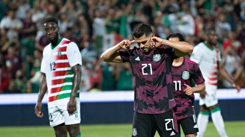 Henry Martín celebra el segundo gol de México.