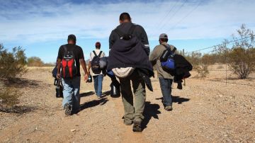 Inmigrantes cruzando la frontera