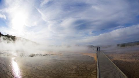 Inundación sin precedentes arrasa casas, puentes y carreteras y obligan al cierre del Parque Nacional de Yellowstone