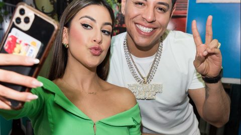 Jessica Rodríguez de Univision y Eduin Caz de Grupo Firme.