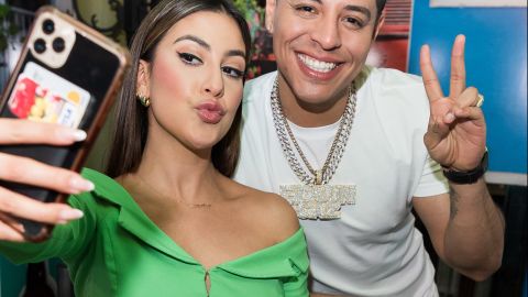 Jessica Rodríguez de Univision y Eduin Caz de Grupo Firme.