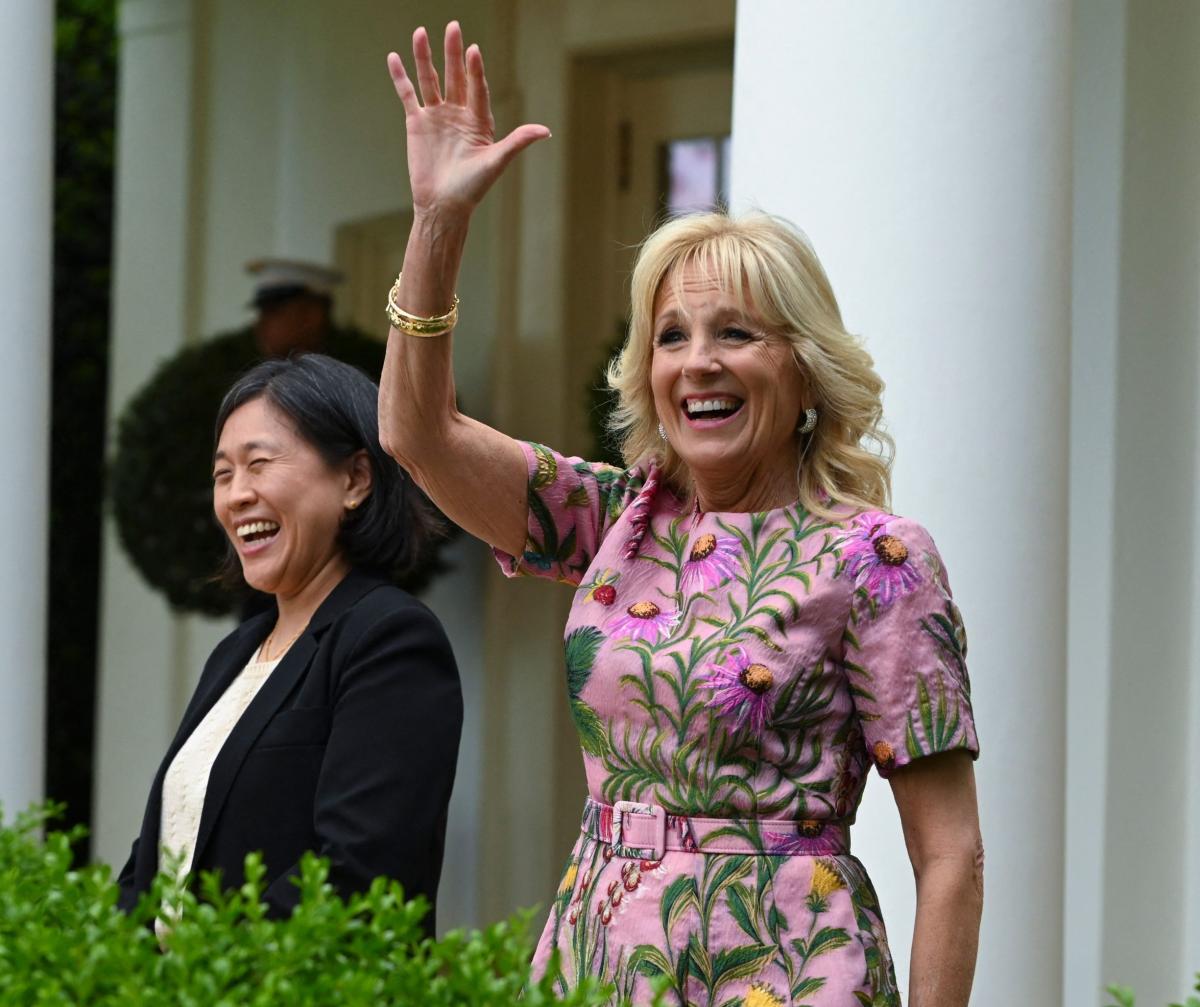 Jill Biden paraliza el tráfico en España al salir de compras con vestido floreado - La Opinión Jill Biden paraliza el tráfico en España al salir de compras con vestido floreado - La Opinión