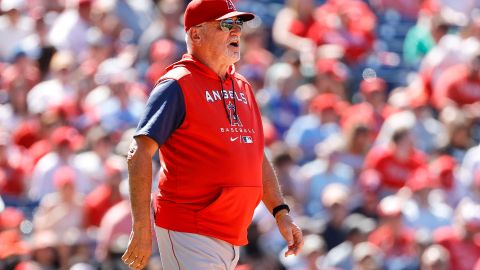 Joe Maddon en medio del juego entre Angelinos y Filadelfia.