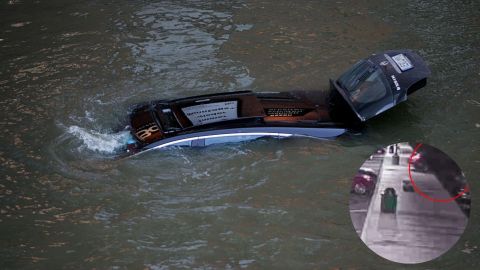 Joven salva a mujer que cayó con su auto a una bahía