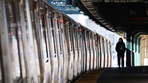 Joven se golpea la cabeza mientras surfeaba en el metro de Nueva York