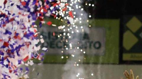 Jugadores del Alianza celebran tras coronarse campeones al vencer al Águila