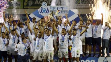 Jugadores del Alianza celebran tras coronarse campeones al vencer al Águila