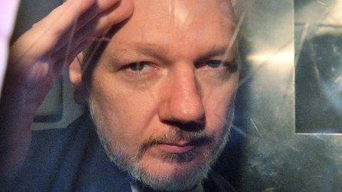 Julian Assange enfrenta próxima extradición a Estados Unidos después de que el Reino Unido aprobó su traslado