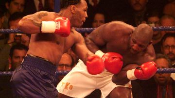 Julius Francis recibiendo castigo de Mike Tyson en un combate en el año 2000.